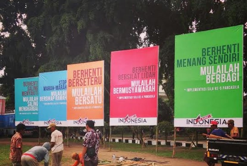 Spanduk 'Ini Baru Indonesia' bertebaran menjelang hari kelahiran Pancasila di Blitar.