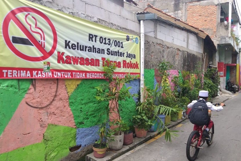 Spanduk kawasan tanpa rokok terpampang di gang menuju RT 13 RW 01 Kelurahan Sunter Jaya, Tanjung Priok, Jakarta Utara, Jumat (15/2).