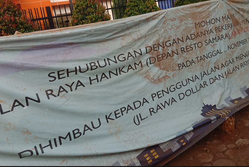 Spanduk keterangan perbaikan jalan di jalan raya Hankam, Jatiranggon, Jatisampurna, Kota Bekasi.