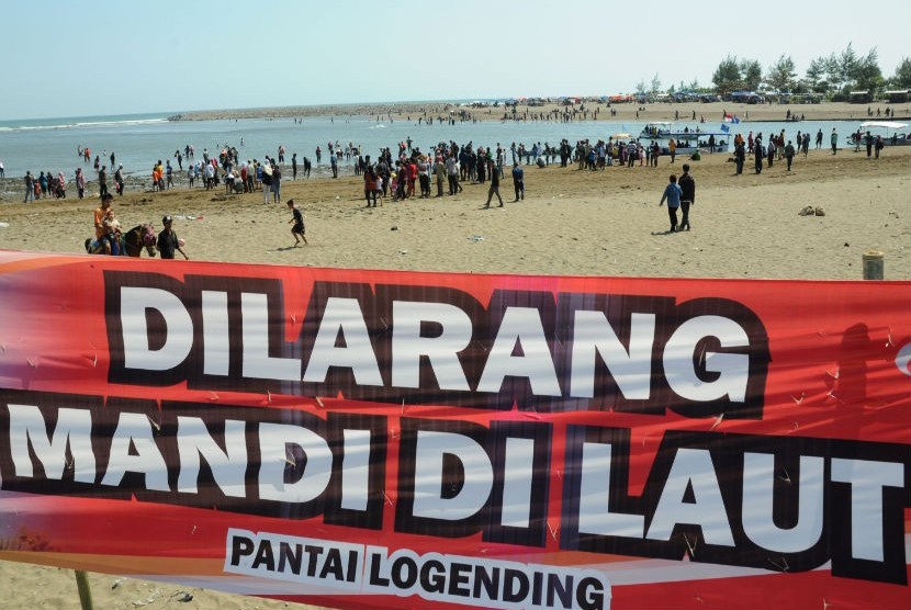   Spanduk larangan untuk berenang di kawasan Pantai Logending, Kabupaten Kebumen, Jawa Tengah, Senin (20/8). (Aditya Pradana Putra/Republika)