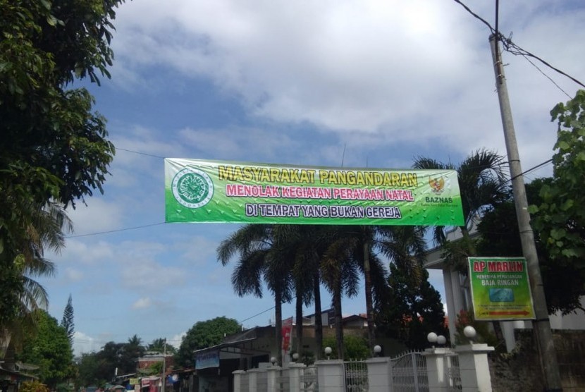 Spanduk mengatasnamakan Badan Amil Zakat Nasional (Baznas) berisi penolakan perayaan natal muncul di daerah Pengandaran, Jawa Barat. 