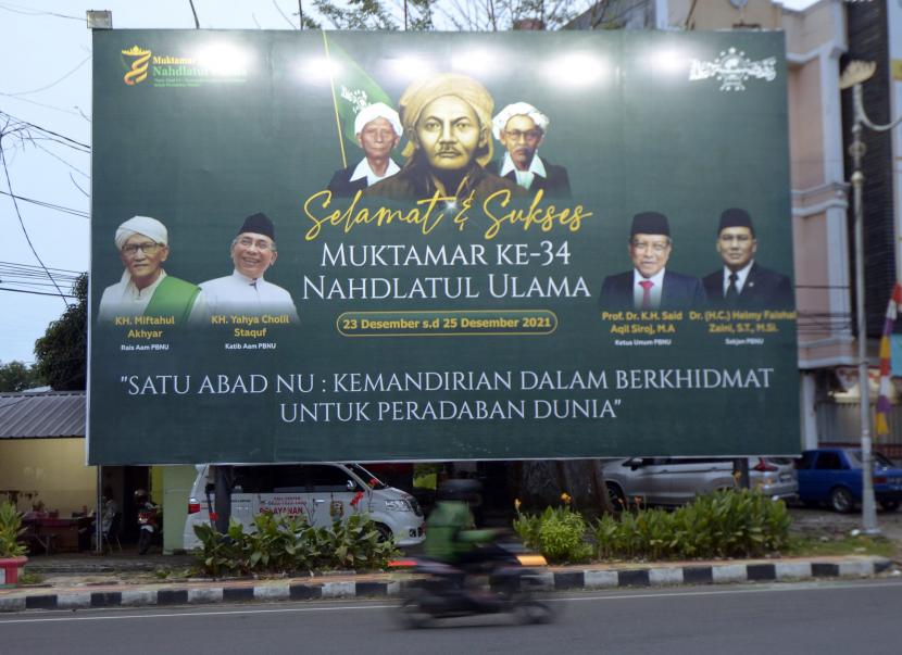 Spanduk Muktamar NU ke-34 terpasang di salah satu jalan Protokol di Bandar Lampung, Lampung, Selasa (21/12/2021). Berbagai pernak-pernik Muktamar NU ke-34 terpasang di seluruh jalan protokol di Lampung untuk memeriahkan acara tersebut yang berlangsung di Provinsi Lampung.