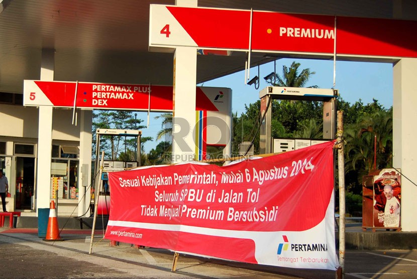 Spanduk pemberitahuan penghentian penjualan BBM bersubsidi terpasang di rest area KM 34 jalan tol Jagorawi, Bogor, Rabu (6/8). (Republika/Raisan Al Farisi)