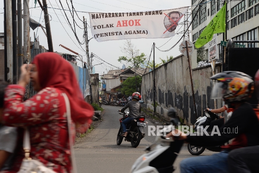 Spanduk penolakan gubernur non aktif Basuki Tjahaja Purnama