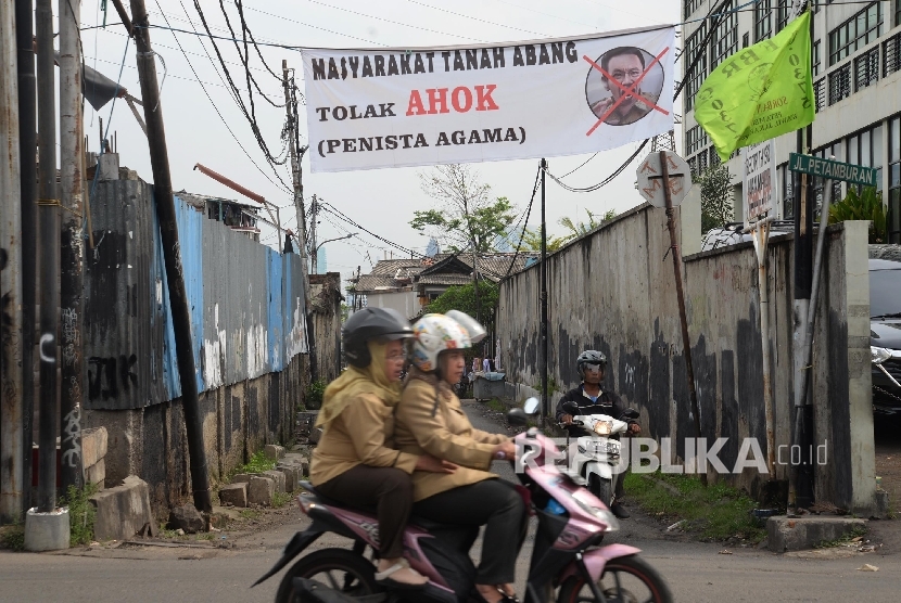 Spanduk penolakan gubernur non aktif Basuki Tjahaja Purnama terpampang di jalan Petamburan, Tanah Abang, Jakarta Pusat, Senin (14/11).