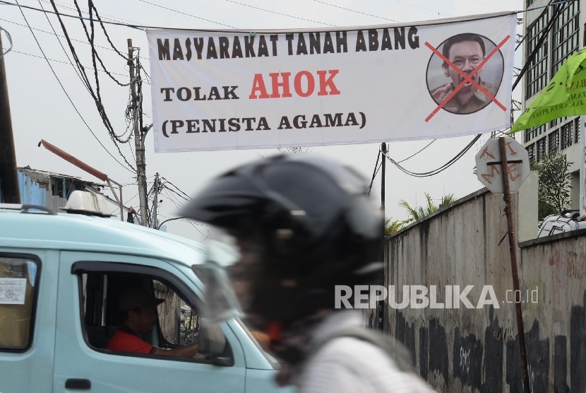 Spanduk penolakan gubernur non aktif Basuki Tjahaja Purnama terpampang di jalan Petamburan, Tanah Abang, Jakarta Pusat, Senin (14/11). 