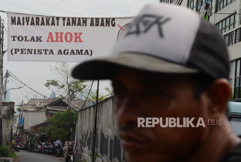 Spanduk penolakan gubernur non aktif Basuki Tjahaja Purnama terpampang di jalan Petamburan, Tanah Abang, Jakarta Pusat, Senin (14/11).