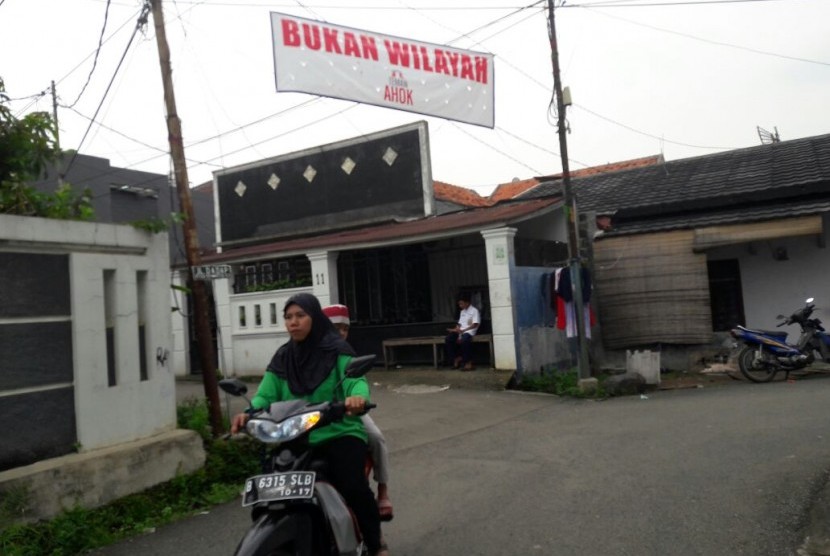 Spanduk penolakan kunjungan Gubernur nonaktif DKI Jakarta Basuki Tjahaja Purnama (Ahok) yang dibuat warga Poltangan, Pasar Minggu, Jakarta Selatan, Selasa (15/11).