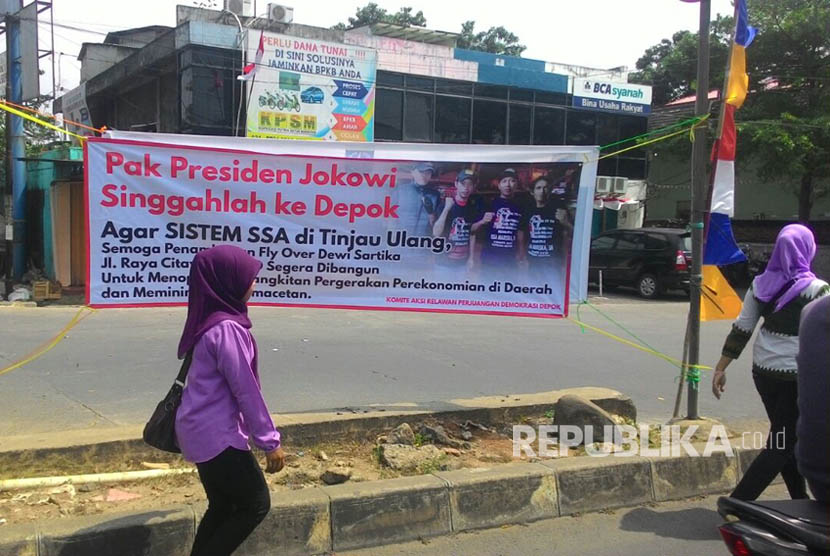 Spanduk Penolakan penerapan Sistem Satu Arah (SSA) di Jalan Arif Rahman Hakim (ARH), Depok, Jumat (25/8).