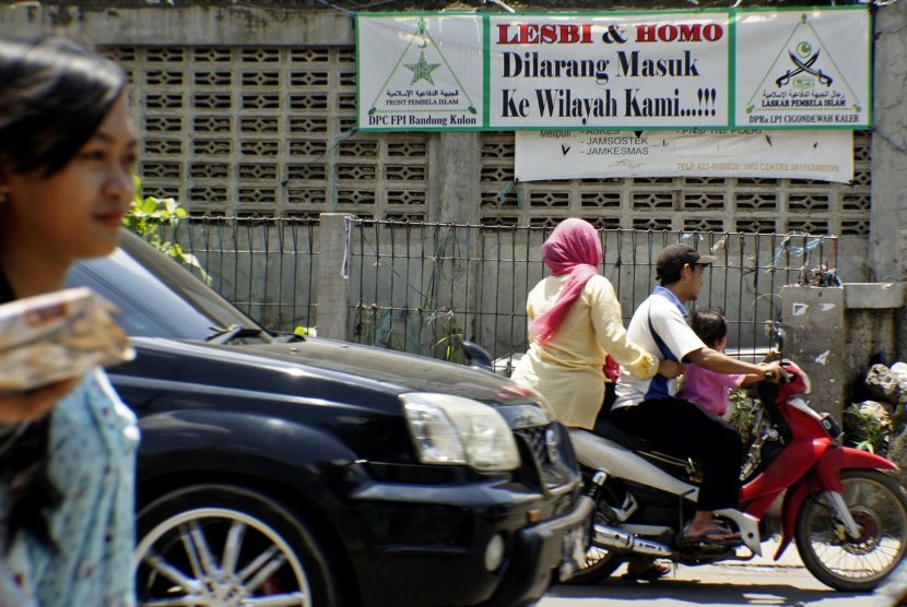 Spanduk penolakan terhadap Lesbi dan Homo terpasang di daerah Cigondewah Bandung, Jawa Barat, Rabu (27/1). 