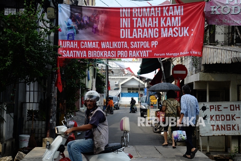 Spanduk penolakan terpasang di kawasan jalan Mangga Besar, Taman Sari, Jakarta Barat, Rabu (24/8).