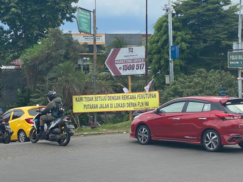 Spanduk penolakan warga terkait rencana penutupan di depan PLN Grand Depok City (GDC), Kota Depok, Rabu (25/1/2023). 