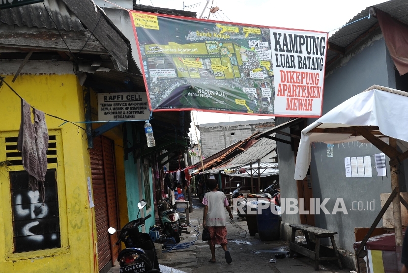  Spanduk penolakkan pengusuran terpasang di kawasan Luar Batang, Penjaringan, Jakarta Utara , Selasa (5/3).  (Republika/Tahta Aidilla)
