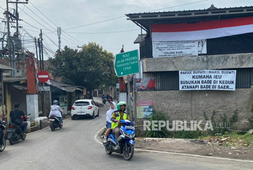 Spanduk Protes Langganan Banjir Terpasang di Kampung Lebaksari RT 01/02 Desa Mekarsari, Kecamatan Ngamprah, Kabupaten Bandung Barat (KBB), Jawa Barat
