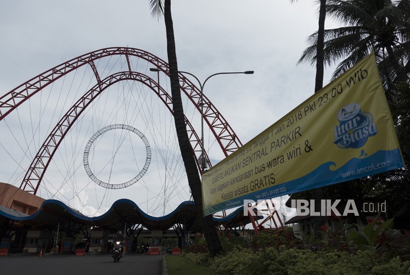 Spanduk sistem parkir terpusat dipasang di pintu masuk Taman Impian Jaya Ancol, Jakarta, Jumat (29/12). 