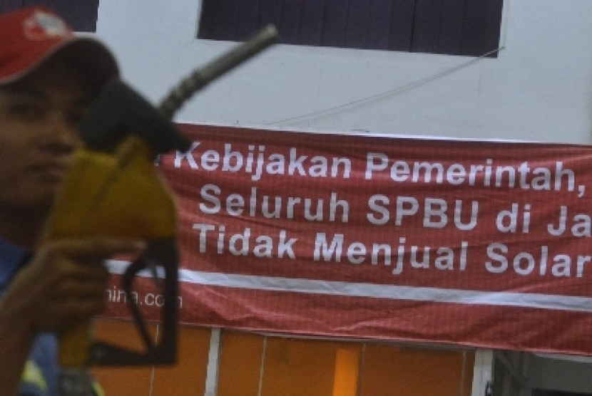   Spanduk sosialisasi penjualan solar dipasang di sebuah SPBU di Jakarta Pusat