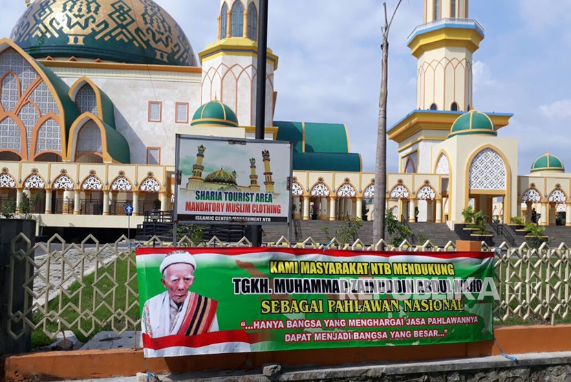 Spanduk-spanduk dukungan Maulana Syekh berada di sejumlah lokasi di Mataram, NTB, mulai dari sekolah-sekolah, pinggir jalan raya, hingga di depan pintu masuk Islamic Center NTB. 