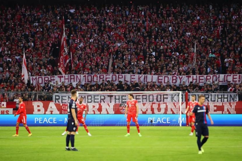 Spanduk suporter Bayern Muenchen yang bersolidaritas dengan tragedi Kanjuruhan yang mengakibatkan ratusan Aremania meninggal.