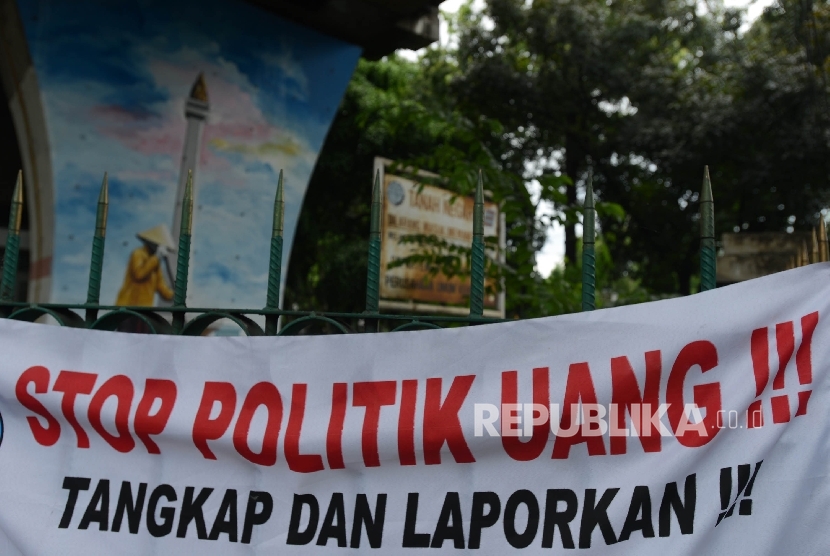  Spanduk yang berisikan seruan Stop Politik Uang terpasang di salah satu sudut Kota Jakarta Pusat, Ahad (15/1).