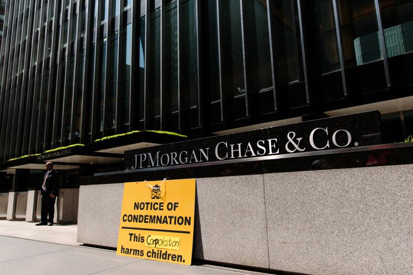 Spanduk yang mengutuk pendanaan JPMorgan Chase terhadap penjara imigran dapat dilihat di luar kantor pusat entitas di New York, New York, AS, 28 Agustus 2018.