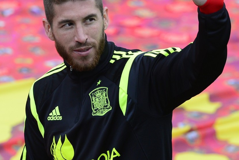 Spanish national team player Sergio Ramos waves to the crowd before a training session at the Atletico Paranaense training center in Curitiba, Brazil, Tuesday, June 10, 2014. Spain will play in group B of the Brazil 2014 World Cup