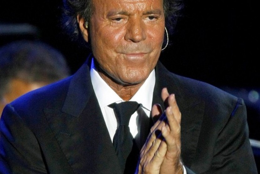 Spanish singer Julio Iglesias performs during a concert at the Cap Roig festival in Calella de Palafrugell, in this August 14, 2008 file photo. Human rights groups are urging Iglesias to distance himself from Equatorial Guinea's government ahead of a plann