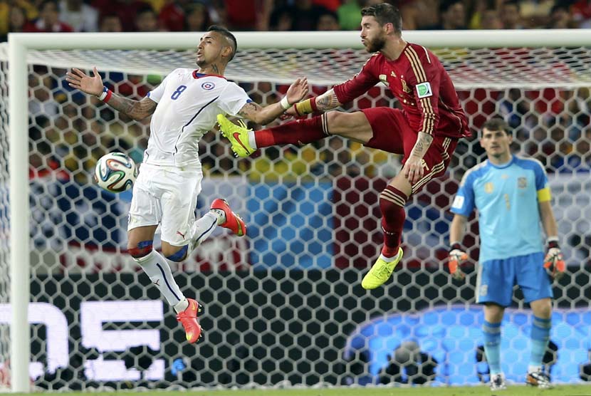 Spanyol Sergio Ramos (tengah) Chile Arturo Vidal (kiri) kiper Spanyol Iker Casillas (kanan) jam tangan selama Piala Dunia FIFA 2014 grup B pertandingan babak penyisihan antara Spanyol dan Chile di Estadio do Maracana di Rio de Janeiro ,Rabu (18/6).  (EPA /