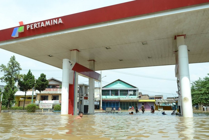 SPBU terendam banjir luapan Citarum di Baleendah, Kabupaten Bandung, Rabu (16/3).