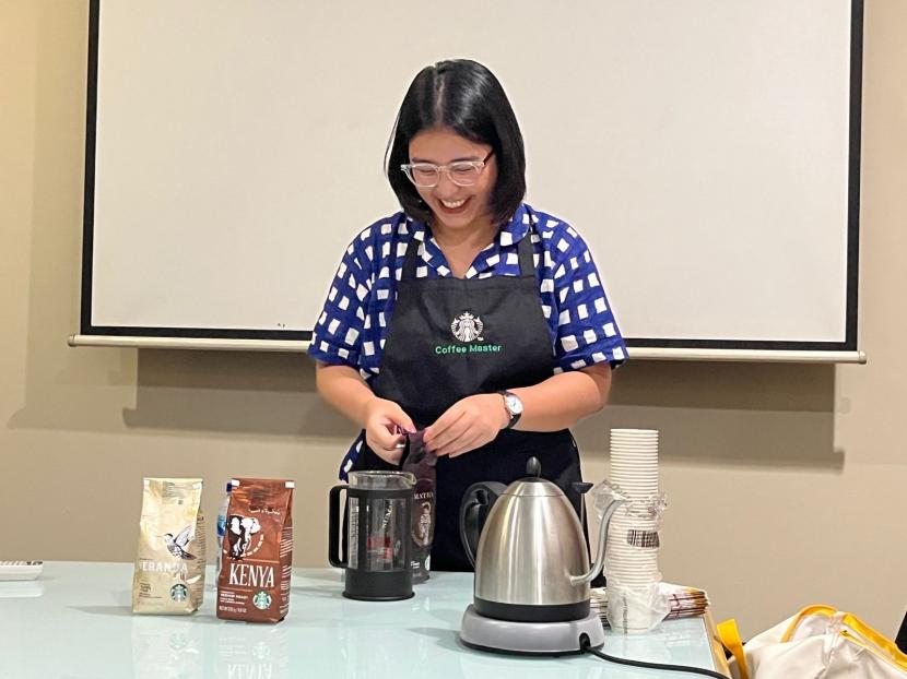 Specialist Coffee Culture and Partner Engagement PT Sari Coffee, Natasha Emricca Putri, dalam acara Master Coffee Class di Kantor Republika, Jakarta Selatan, Jumat (9/12/2022). Sebagian orang kesulitan untuk menikmati kopi tanpa gula.