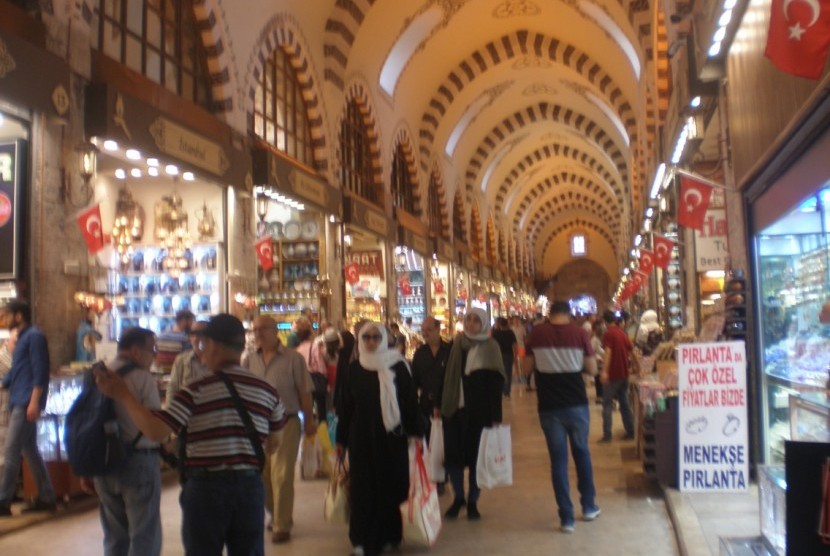 Grand Bazaar di Istanbul, Turki merupakan salah satu pasar tertua di dunia.