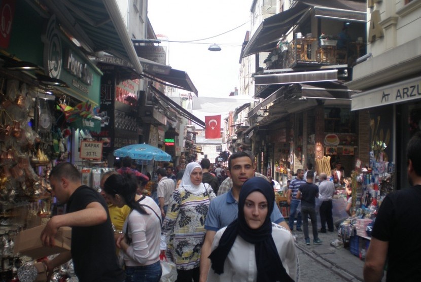 Spice Market terletak satu kompleks dengan Masjid Baru (New Mosque atau Yeni Camii) yang ada di tepi jalan besar Istanbul, Turki.