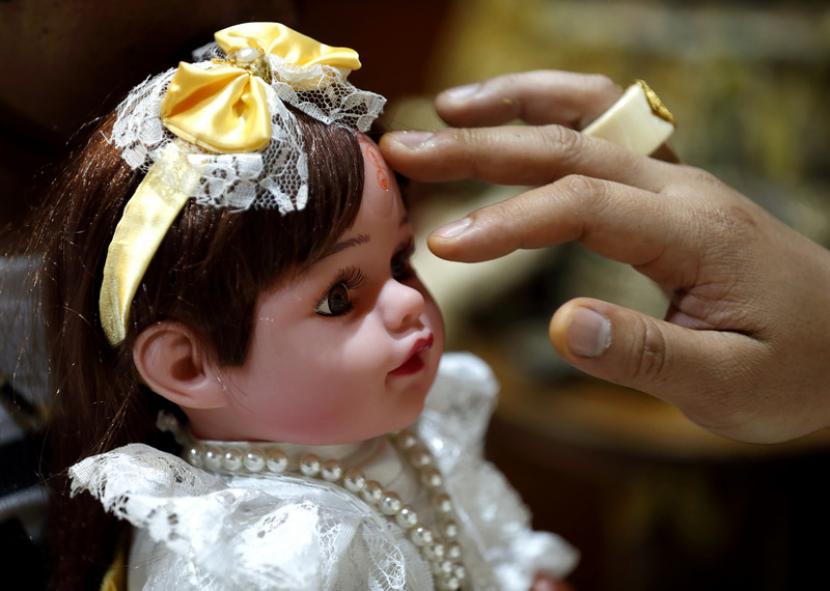 Spirit doll alias boneka arwah dikenal sebagai luk thep di Thailand. Belakangan, banyak konten media sosial yang memperlihatkan orang merawat spirit doll layaknya anak sungguhan.
