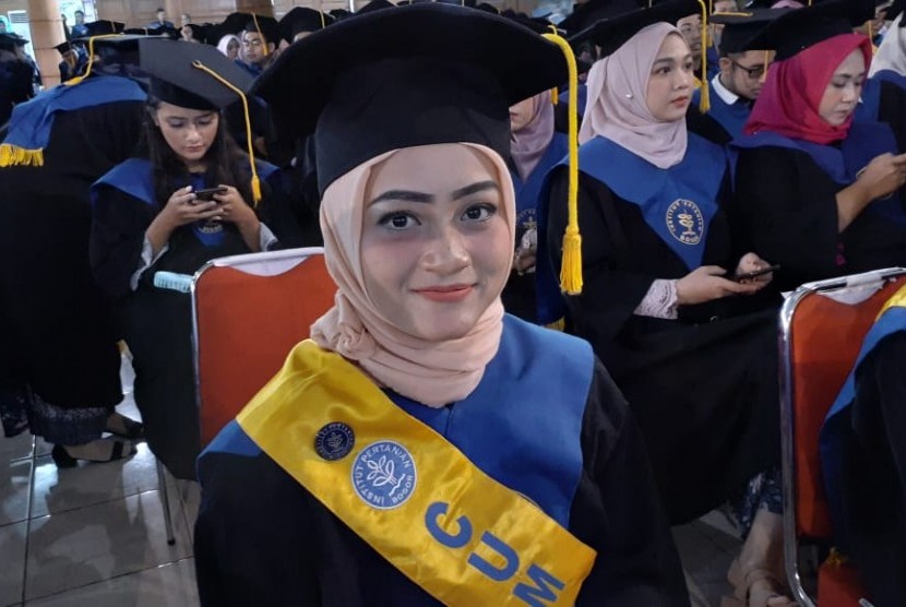 Spirlee Anesta Sanas menjadi lulusan terbaik di Fakultas Kedokteran Hewan (FKH) IPB University dengan indeks prestasi kumulatif (IPK) 3,78. 