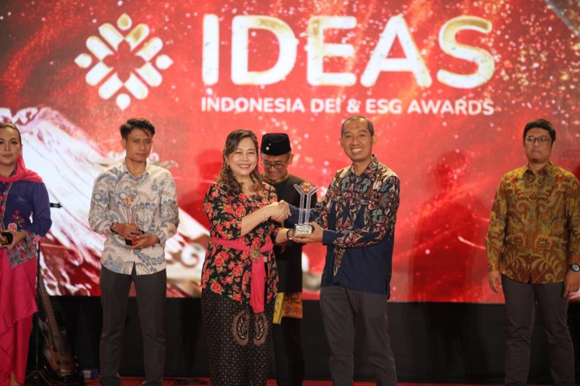 SPMT Memperoleh Predikat Bronze Winner dalam Ajang Indonesia DEI & ESG (IDEAS) Awards 2024 untuk Pogram Pelindo Youth Community