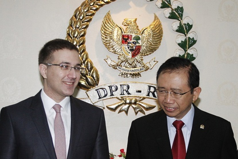Speaker of Indonesian House of Representative, Marzuki Alie (right), welcomes his counterpart from Serbia, Nebosja Stefanovic, during his visit to parliamentary complex at Senayan, Jakarta, on March 18.