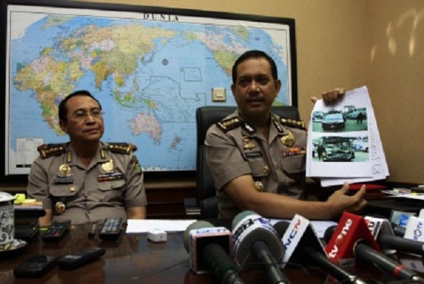 Spokesman of Jakarta Police Department, Rikwanto (right), shows pictures of BMW car driven by M Rasyid Amirulloh Rajasa. The car hit another car on Tuesday morning and caused two people died instantly.   