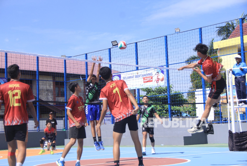 Sport Center UBSI kampus Pontianak menjadi tempat pelaksanaan ajang BSI Flash 2025 dalam upaya membangun semangat kompetisi pelajar. 