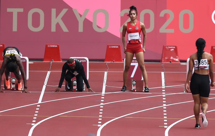 Sprinter Indonesia Alvin Tehupeiory (kedua kanan) mencoba lintasan sebelum penyisihan 100 meter putri heat 3 cabang atletik Olimpiade Tokyo 2020 di Stadion Olimpiade Tokyo, Jepang, Jumat (30/7/2021).