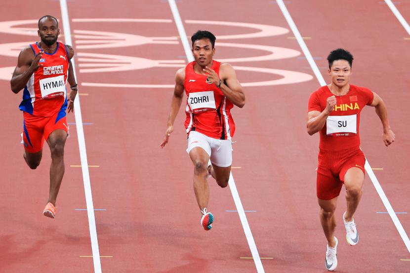 Sprinter Indonesia Lalu Muhammad Zohri (tengah) berlari dalam babak pertama 100 meter putra heat 4 cabang atletik Olimpiade Tokyo 2020 di Olimpiade Tokyo 2020 di Stadion Olimpiade Tokyo, Jepang, Sabtu (31/7/2021). Lalu Muhammad Zohri menempati posisi kelima dari delapan pelari dengan catatan waktu 10,26 detik. 