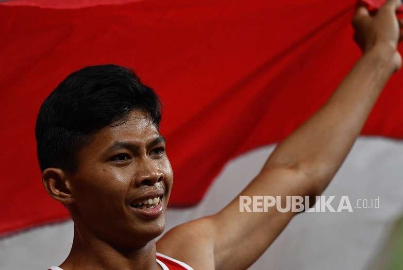 Atlet Indonesia, Sapto Yogo Purnomo, berhasil meraih medali perunggu di cabang olahraga atletic lari 100 meter T37 (gangguan koordinasi gerakan) putra pada ajang Paralimpiade Tokyo 2020.