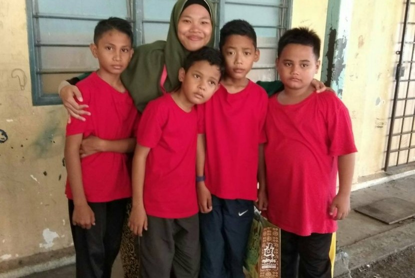 Sri Devi Wahyuni bersama anak-anak TKI di Malaysia.