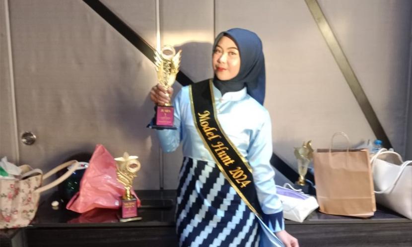 Sri Indri Wahyuni, mahasiswa baru Program Studi (Prodi) Informatika Universitas BSI (Bina Sarana Informatika) Kampus Pontianak, telah meraih prestasi gemilang dalam Lomba Fashion Show yang diselenggarakan untuk merayakan Hari Ulang Tahun (HUT) Kota Pontianak.