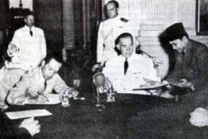 Sri Sultan Hamengku Buwono IX dan AHJ Lovink menandatangi dokumen dalam upacara Pengakuan Kedaulatan Indonesia di Istana Negara 27 Desember 1949.