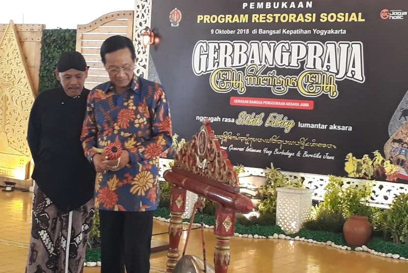 Sri Sultan Hamengku Buwono X didampingi Kepala Dinas Sosial DIY Untung Sukaryadi saat membuka acara saresehan Gerakan Bangga Penggunaan Aksara Jawa (Gerbangpraja).