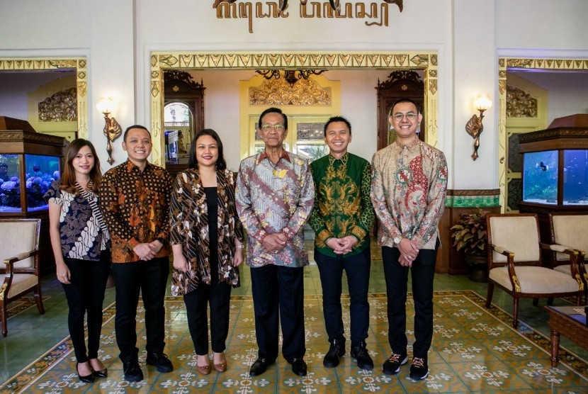 Sri Sultan Hamengku Buwono X (ketiga kiri) bersama perwakilan DBL Indonesia dan DBL Academy.