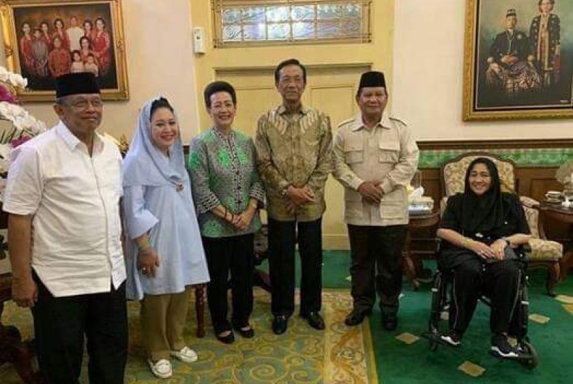 Sri Sultan Hamengku Buwono X ketika bertemu Prabowo di Yogyakarta, Senin (8/9).