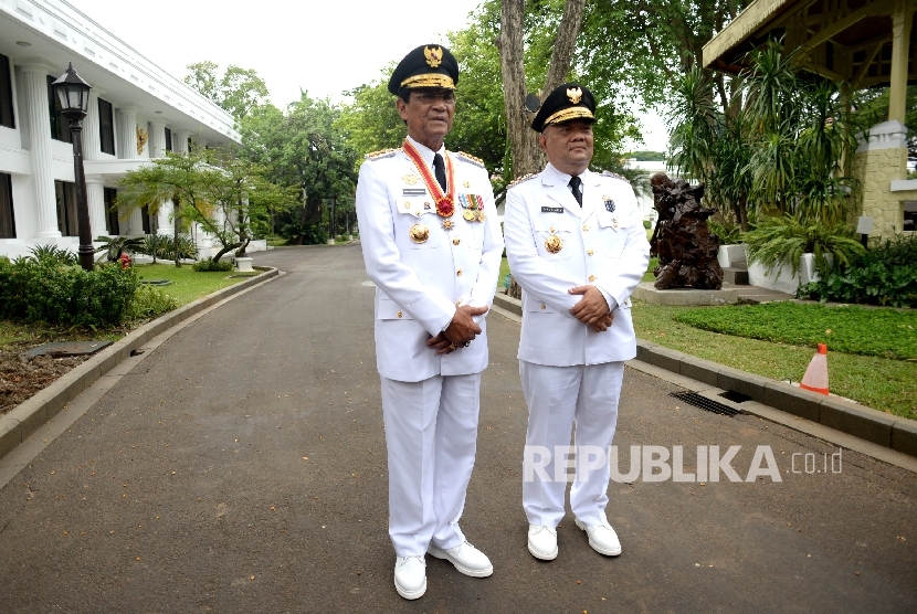 Sri Sultan Hamengku Buwono X (kiri) bersama Paku Alam X berfoto usai mengikuti pengambilan sumpah jabatan Gubernur DIY oleh Presiden Joko Widodo di Istana Negara, Jakarta, Selasa (10/10). 