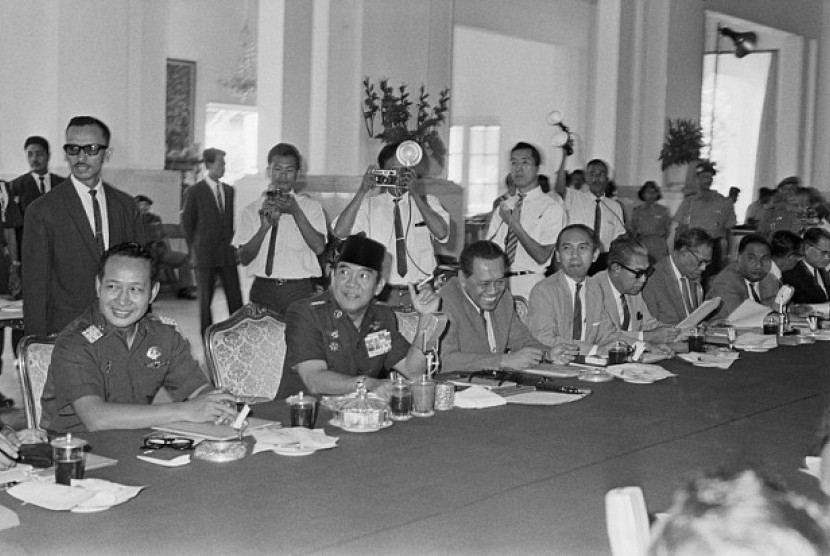 Sri Sultan HB IX (sebelah kiri Presiden Soekarno). 