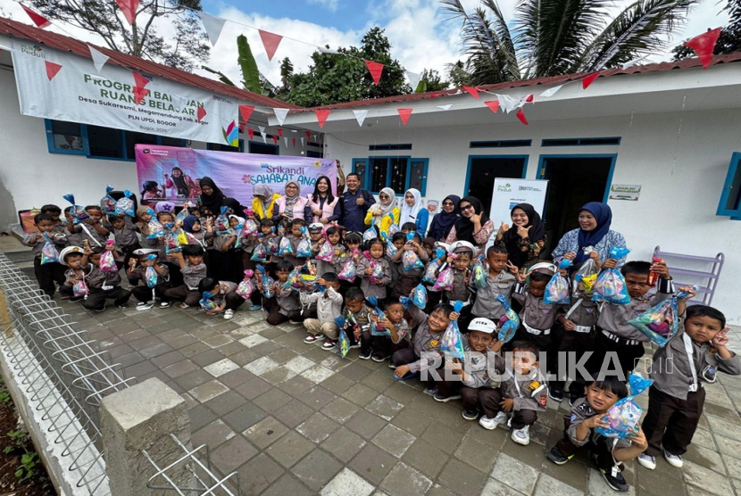 Srikandi PLN UPDL Bogor melaksanakan kunjungan perdananya ke Ruang Belajar di Desa Sukaresmi, Kecamatan Megamendung, Kabupaten Bogor, (29/7/2025) lalu.
