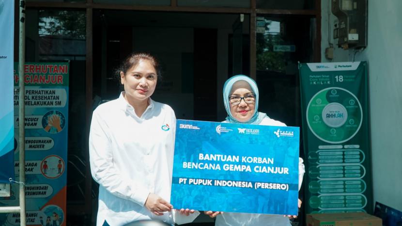 Srikandi PT Pupuk Indonesia (Persero) mendampingi Ibu Menteri BUMN Liza Thohir membagikan bantuan kepada korban bencana gempa di Cianjur, Jawa Barat (Jabar). 
